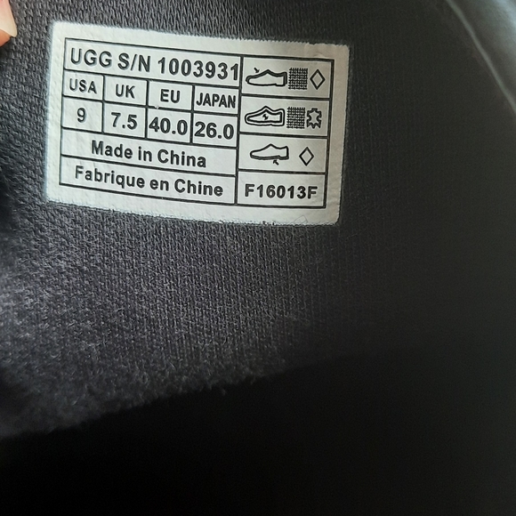 UGG Boots 👢 size 9.5 waterproof UGG - Picture 2 of 7